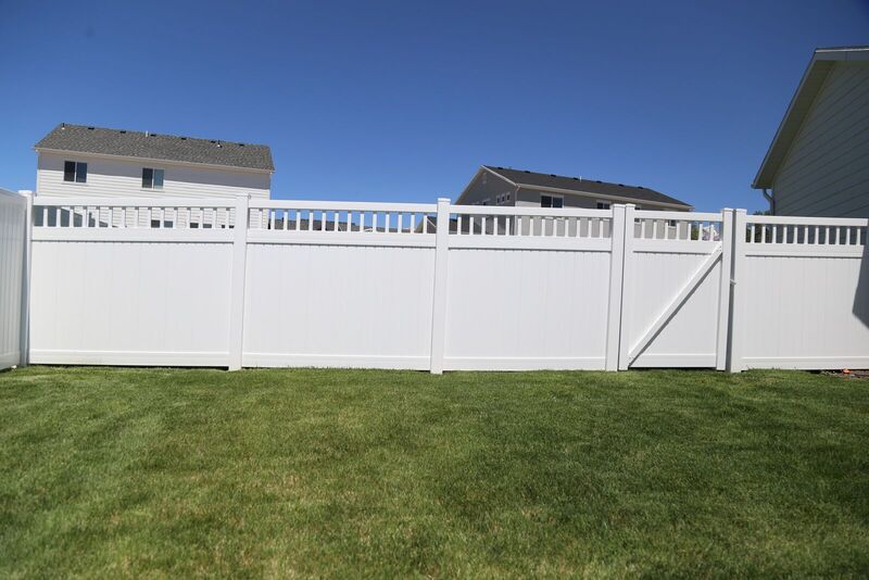 White vinyl privacy fence with open picket topper
